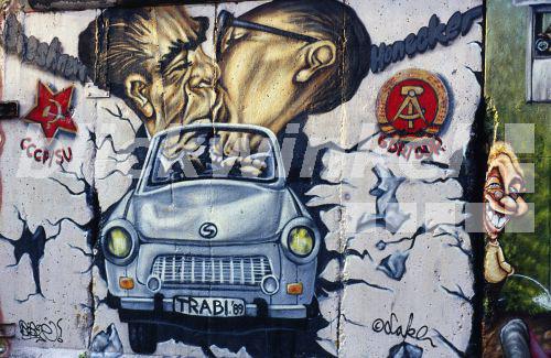Berliner Mauer, Grafitti mit Trabi, Leonid Breschnew und Erich Honecker beim Bruderkuss.<BR>Berlin Wall, Grafitti with Trabi, brotherly kiss between Leonid Breschnew and Erich Honecker. - M. Popow