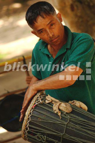 Musiker im Nordwesten Thailands im Goldenen Dreieck, Thailand, Paimpol<BR>musician in North West Thailand in the golden triangle, Thailand, Paimpol - P. Royer Musiker im Nordwesten Thailands im Goldenen Dreieck, Thailand, Paimpol<BR>musician in North West Thailand in the golden triangle, Thailand, Paimpol - P. Royer
