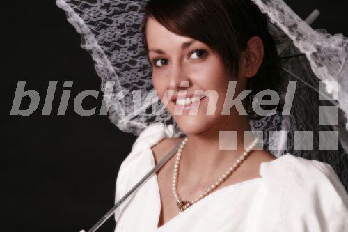 Frau in weiss<BR>woman clad all in white - mm-images/Y. Bogdanski Frau in weiss<BR>woman clad all in white - mm-images/Y. Bogdanski