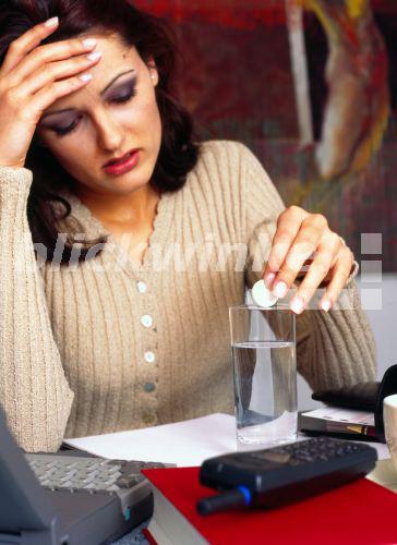 Frau mit Kopfschmerzen, Erkaeltung, trinkt Aspirin, nimmt Medikamente<BR>woman having headache, cold, taking tablets - allOver/TPH Frau mit Kopfschmerzen, Erkaeltung, trinkt Aspirin, nimmt Medikamente<BR>woman having headache, cold, taking tablets - allOver/TPH