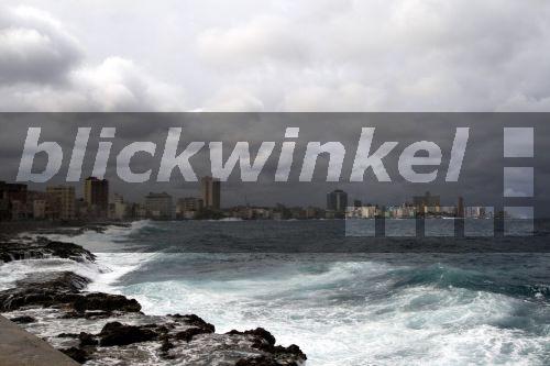 Sturm am Malecon in Havanna, Kuba, Havanna<BR>Storm over Malecon in Havanna, Cuba, La Habana - F. Neukirchen