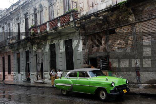 Gruener Oldtimer im Zentrum von Havanna, Kuba, Havanna<BR>Green old car in the Streets of Havanna, Cuba, La Habana - F. Neukirchen Gruener Oldtimer im Zentrum von Havanna, Kuba, Havanna<BR>Green old car in the Streets of Havanna, Cuba, La Habana - F. Neukirchen