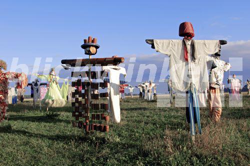 Vogelscheuchen von einem Schulwettbewerb, Deutschland, Niedersachsen<BR>Scarecrows of school competition, Germany, Lower Saxony - C. Huetter