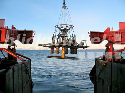 Meeresforschung, ein Bodenprobengeraet fuer den Ozeanboden wird herabgelassen, Antarktis<BR>Marine research in Antarctica: a multigrap going down, Antarctica - A. Rose Meeresforschung, ein Bodenprobengeraet fuer den Ozeanboden wird herabgelassen, Antarktis<BR>Marine research in Antarctica: a multigrap going down, Antarctica - A. Rose