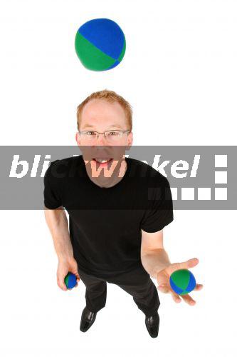 junger Mann jongliert mit Baellen<BR>young man juggling with balls - fotototo