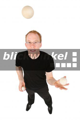 junger Mann jongliert mit Baellen<BR>young man juggling with balls - fotototo junger Mann jongliert mit Baellen<BR>young man juggling with balls - fotototo
