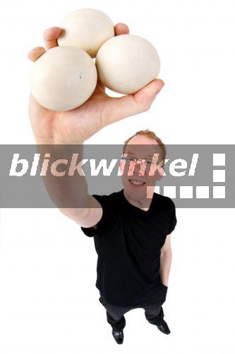 junger Mann jongliert mit drei Baellen<BR>young man juggling with three balls - fotototo