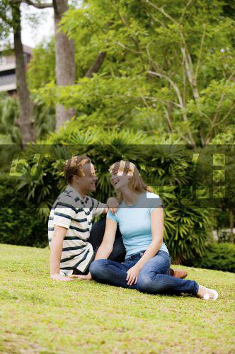 junges Paerchen sitzt im Garten vor ihrem Haus<BR>young couple sitting in the garden in front of their house - McPHOTO junges Paerchen sitzt im Garten vor ihrem Haus<BR>young couple sitting in the garden in front of their house - McPHOTO