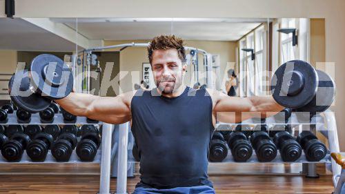 Bodybuilder beim Krafttraining im Fitnesscenter, Deutschland<BR>bodybuilder training in a fitness centre, Germany - McPHOTO/M. Gann Bodybuilder beim Krafttraining im Fitnesscenter, Deutschland<BR>bodybuilder training in a fitness centre, Germany - McPHOTO/M. Gann