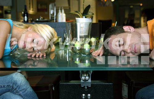 blickwinkel - Paar liegt schlafend mit Kopf auf Wohnzimmertisch. - pair