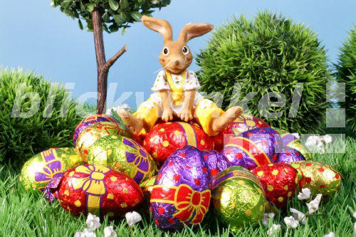 blickwinkel Osterhase sitzt auf Ostereier easter blickwinkel Osterhase sitzt auf Ostereier easter