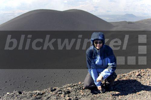 blickwinkel - Frau auf dem Aetna, Italien, Sizilien - woman at Mount Etna, Italy, Sicilia - J. Hauke