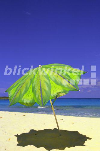 blickwinkel - Sonnenschirm am Strand - sunshade at the beach - McPHOTO