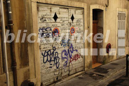 blickwinkel - Aix en Provence, Graffiti an Garagentor, Frankreich