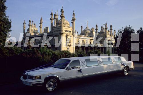 Royal Pavillon; mit Stretch-Limousine, Grossbritannien, England, East Sussex, Brighton<BR>Royal Pavillon, with stretch limousine, United Kingdom, England, East Sussex, Brighton - A. Held