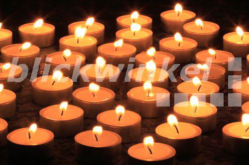 blickwinkel - brennende Teelichter - burning tea candle - P. Frischknecht