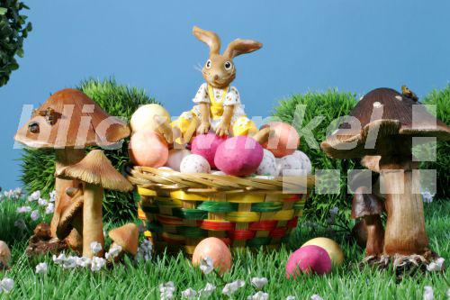 blickwinkel Osterhase sitzt auf einem Korb voller blickwinkel Osterhase sitzt auf einem Korb voller