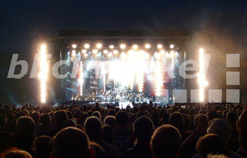 blickwinkel - Besucher bei Konzertveranstaltung - visitors fans at live ...