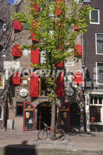 blickwinkel - Haus mit roten Fensterlaeden, Niederlande, Amsterdam