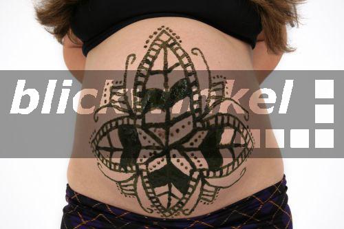 blickwinkel HennaTattoo auf dem Bauch einer Schwangeren, Deutschland