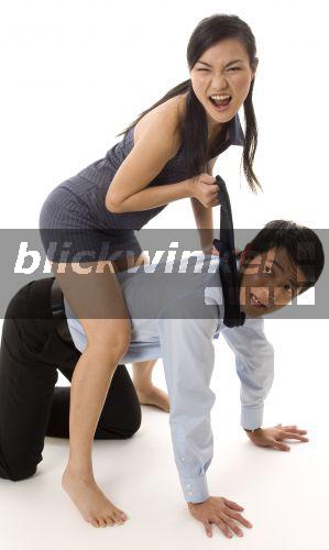 Eine Frau Dominiert Ihn Auf Der Matte Eine Frau Dominiert Ihn Auf Der Matte