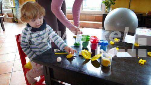 Junges Model Beim Spielen Junges Model Beim Spielen