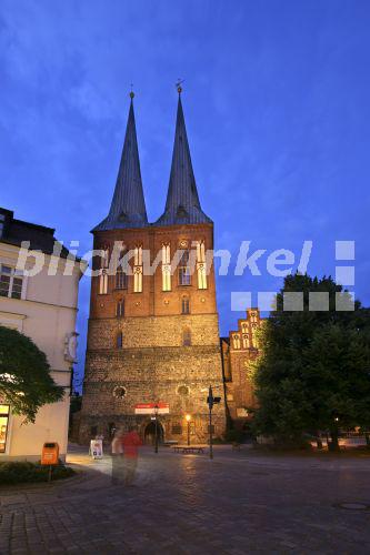 blickwinkel - Nikolai-Kirche zur blauen Stunde, Deutschland, Berlin