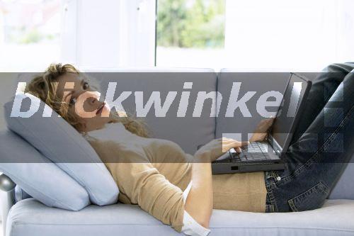 blickwinkel - Frau arbeitet zu Hause mit einem Notebook - woman working