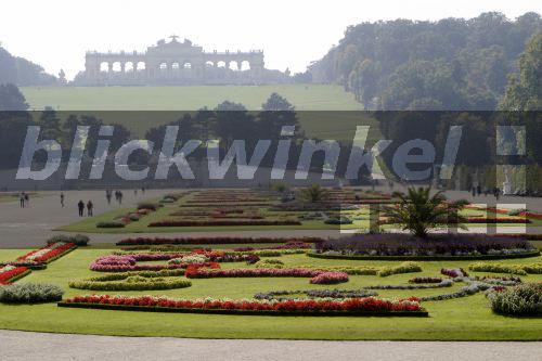 blickwinkel Barocke Gartenanlage Schloss Schoenbrunn mit Gloriette