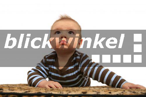 blickwinkel - Portrait eines Babys, das auf einer Decke liegt