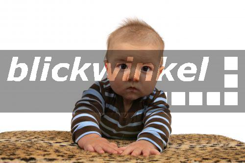 blickwinkel - Portrait eines Babys, das auf einer Decke liegt