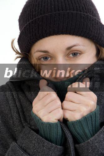 Junge Frau in Winterkleidung friert<BR>woman in winter clothes freezing - McPHOTO/M. Begsteiger Junge Frau in Winterkleidung friert<BR>woman in winter clothes freezing - McPHOTO/M. Begsteiger