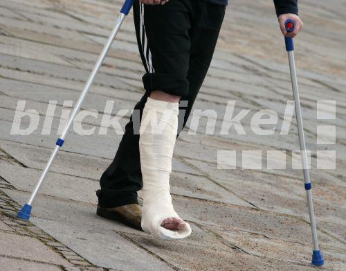 blickwinkel - Mann mit Kruecken und Gipsbein, Deutschland - man with ...