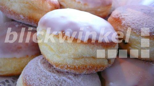 blickwinkel - Berliner Ballen mit Guss - doughnut - fotototo