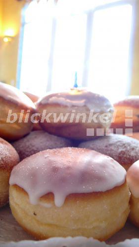 blickwinkel - Berliner Ballen mit Guss - doughnut - fotototo