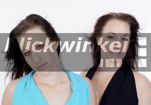 blickwinkel - Zwillingsschwestern mit verfuehrerischem Blick - twin ...