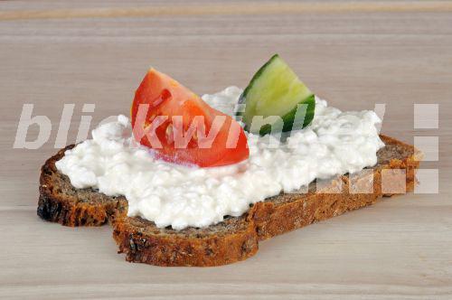 blickwinkel - Frischkaesebrot mit Tomate und Gurke - whole-grain bread ...