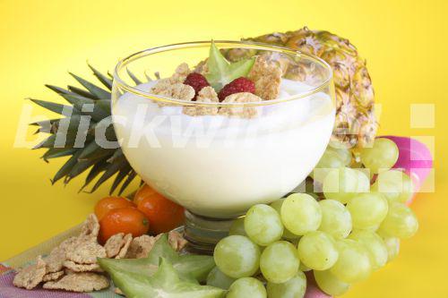 blickwinkel - Joghurt mit Fruechten, Weintrauben, Ananas, Kumquat und ...