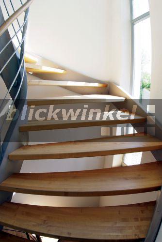 blickwinkel - moderne Holztreppe in einem Wohnhaus - modern wood stairs