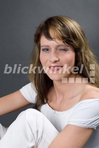 Flirt frau zwinkert