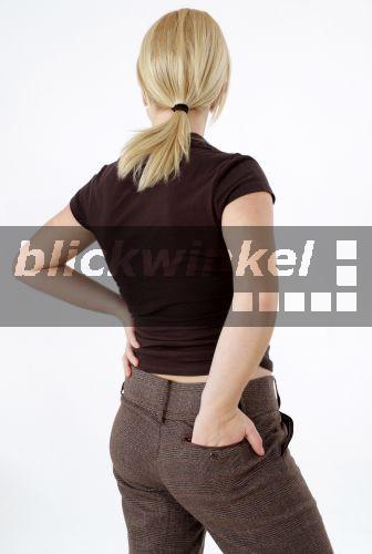 blickwinkel - junge Frau mit Hand in der Hosentasche - hand in trouser
