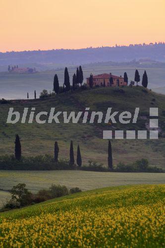 blickwinkel - typische Huegellandschaft in der Toskana mit