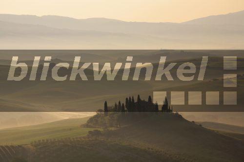 blickwinkel - typische Huegellandschaft in der Toskana mit