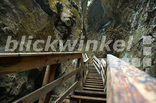 blickwinkel - Steile Treppe in einer Schlucht - steep stairs in a