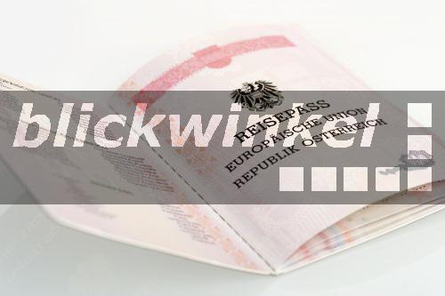 blickwinkel - aufgeschlagener oesterreichischer Reisepass ...