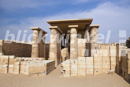 Eingang zum Areal der Stufenpyramide Sakkara des Pharao Djoser, Aegypten, Sakkara/Saqqara<BR>Entrance to Area of Saqqara Step Pyramid of Pharaoh Djoser, Egypt, Sakkara/Saqqara - R. Dirscherl