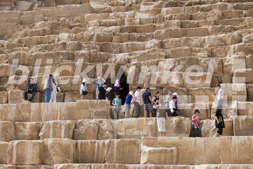 Touristen auf den Stufen der Cheops-Pyramide, Aegypten, Kairo<BR>Tourists at Entrance of Pyramid of Cheops, Egypt, Kairo - R. Dirscherl