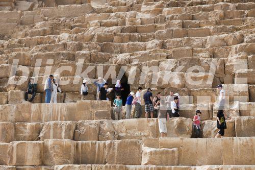 Touristen auf den Stufen der Cheops-Pyramide, Aegypten, Kairo<BR>Tourists at Entrance of Pyramid of Cheops, Egypt, Kairo - R. Dirscherl Touristen auf den Stufen der Cheops-Pyramide, Aegypten, Kairo<BR>Tourists at Entrance of Pyramid of Cheops, Egypt, Kairo - R. Dirscherl