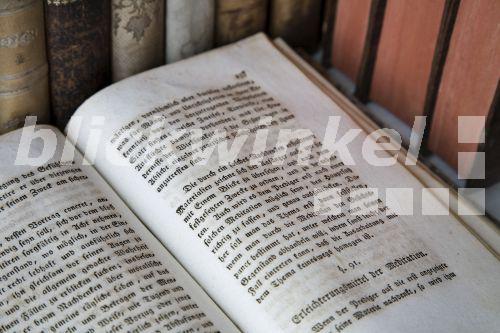 blickwinkel - aufgeschlagenes historisches Buch in altdeutscher Schrift in einer Bibliothek ...