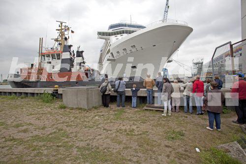 Blickwinkel Menschen Beobachten Das Ausdocken Der Celebrity Silhouette Meyer Werft Papenburg An Der Ems Deutschland Niedersachsen Papenburg People Watching The Undocking Of Celebrity Silhouette Meyer Werft Papenburg Germany Lower Saxony